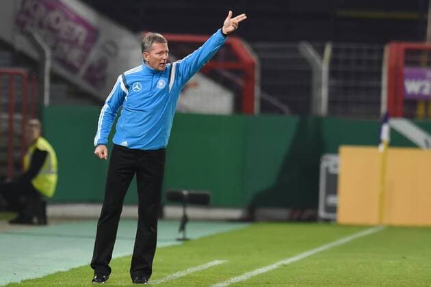 Osnabrueck Deutschland 12. November 2015: U20 Laenderspiel 2015 - Deutschland vs. Italien. Trainer Frank Wormuth (Deutschland) gibt Anweisungen. mt