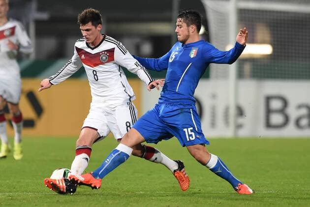 Osnabrueck Deutschland 12. November 2015: U20 Laenderspiel 2015 - Deutschland vs. Italien. Givanni Sbrissa (Italien) im Zweikampf gegen Pascal Stenzel (Deutschland). mt