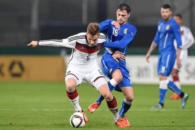 Osnabrueck Deutschland 12. November 2015: U20 Laenderspiel 2015 - Deutschland vs. Italien. Michele Rocca (Italien) im Zweikampf gegen Max Christiansen (Deutschland). mt
