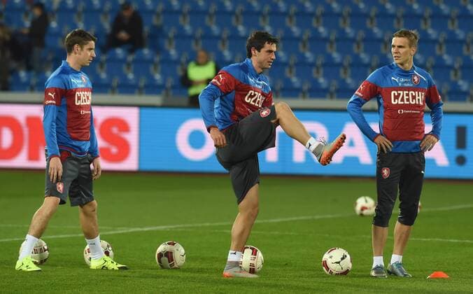 Czech national team Nationalteam players Ondrej Zahustel, from left, Kamil Vacek and Borek Dockal attend a training session prior to the friendly soccer match Czech Republic vs Serbia in Prague, Czech Republic, on Thursday, November 12, 2015. (CTKxPhoto JaroslavxOzana) CTKPhotoP201511120966701  jao 19