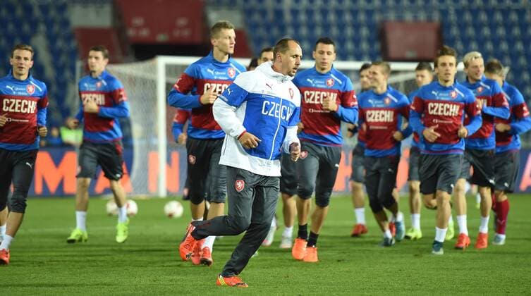 Czech national team Nationalteam players attend a training session prior to the friendly soccer match Czech Republic vs Serbia in Prague, Czech Republic, on Thursday, November 12, 2015. Pictured centre is coach assistant Zdenek Svoboda. (CTKxPhoto JaroslavxOzana) CTKPhotoP201511120997301  jao 24