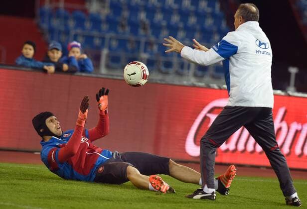 Czech national team Nationalteam captain Petr Cech attends a training session prior to the friendly soccer match Czech Republic vs Serbia in Prague, Czech Republic, on Thursday, November 12, 2015. Pictured right coach of goalkeepers Jan Stejskal. (CTKxPhoto JaroslavxOzana) CTKPhotoP201511120997401  jao 25