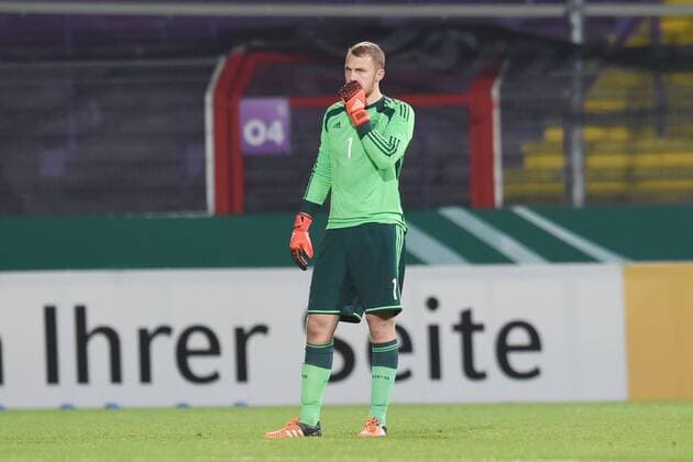 Osnabrueck Deutschland 12. November 2015: U20 Laenderspiel 2015 - Deutschland vs. Italien. Torwart Marvin Schwäbe Schwaebe (Deutschland) unzufrieden enttäuscht enttaeuscht niedergeschlagen. mt
