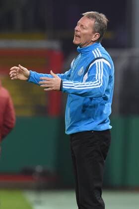 Osnabrueck Deutschland 12. November 2015: U20 Laenderspiel 2015 - Deutschland vs. Italien. Trainer Frank Wormuth (Deutschland) unzufrieden enttäuscht enttaeuscht niedergeschlagen. mt