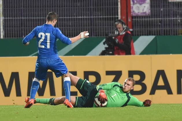 Osnabrueck Deutschland 12. November 2015: U20 Laenderspiel 2015 - Deutschland vs. Italien. Torwart Marvin Schwäbe Schwaebe (Deutschland) am Ball. mt