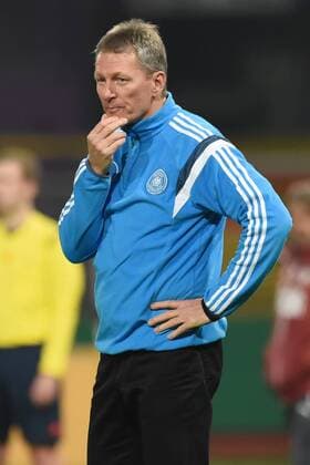 Osnabrueck Deutschland 12. November 2015: U20 Laenderspiel 2015 - Deutschland vs. Italien. Trainer Frank Wormuth (Deutschland) unzufrieden enttäuscht enttaeuscht niedergeschlagen. mt