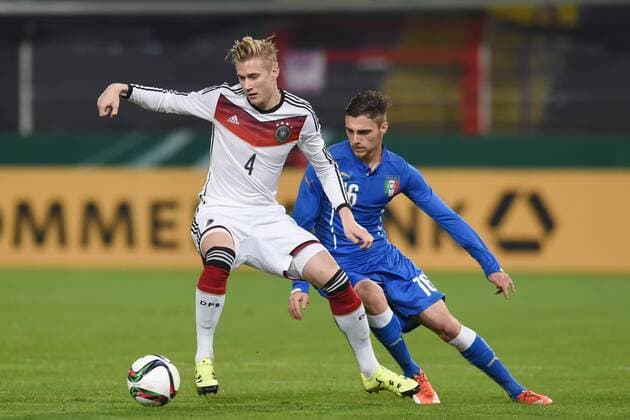 Osnabrueck Deutschland 12. November 2015: U20 Laenderspiel 2015 - Deutschland vs. Italien. Marvin Schulz (Deutschland) im Zweikampf gegen Michele Rocca (Italien). mt