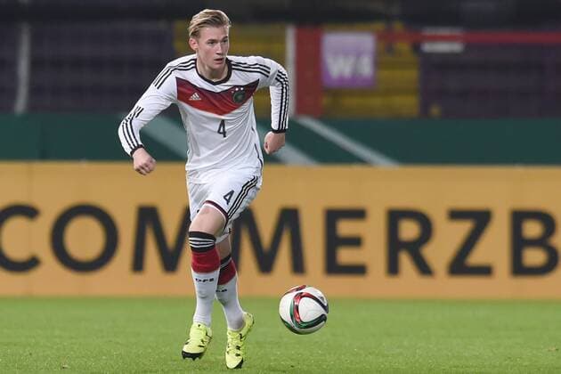 Osnabrueck Deutschland 12. November 2015: U20 Laenderspiel 2015 - Deutschland vs. Italien. Marvin Schulz (Deutschland) am Ball. mt