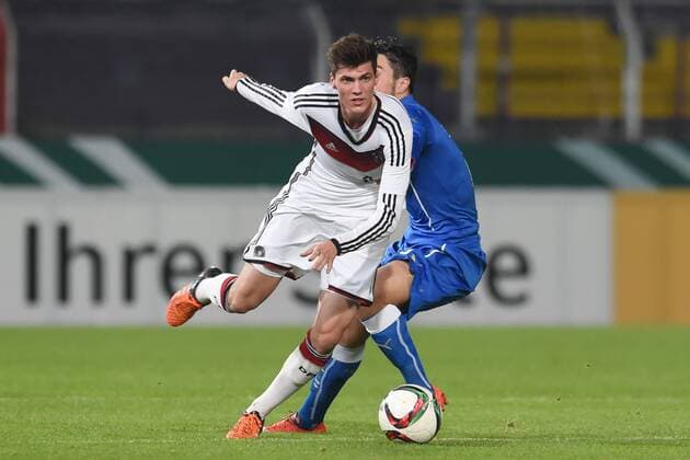 Osnabrueck Deutschland 12. November 2015: U20 Laenderspiel 2015 - Deutschland vs. Italien. Pascal Stenzel (Deutschland) im Zweikampf. mt