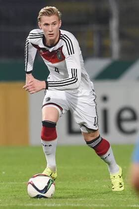Osnabrueck Deutschland 12. November 2015: U20 Laenderspiel 2015 - Deutschland vs. Italien. Marvin Schulz (Deutschland) am Ball. mt