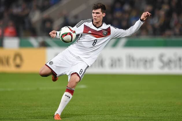 Osnabrueck Deutschland 12. November 2015: U20 Laenderspiel 2015 - Deutschland vs. Italien. Pascal Stenzel (Deutschland) am Ball. mt