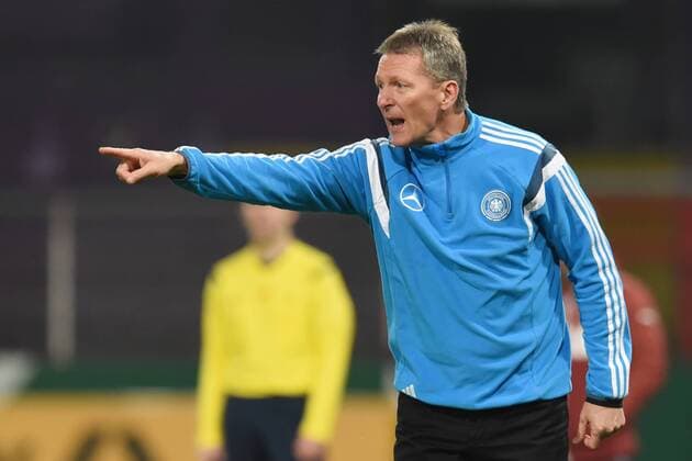 Osnabrueck Deutschland 12. November 2015: U20 Laenderspiel 2015 - Deutschland vs. Italien. Trainer Frank Wormuth (Deutschland) unzufrieden enttäuscht enttaeuscht niedergeschlagen. mt