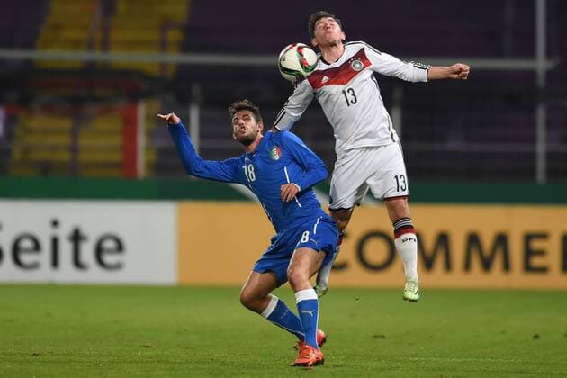 Osnabrueck Deutschland 12. November 2015: U20 Laenderspiel 2015 - Deutschland vs. Italien. Kopfball Kopfballduell. Mattia Aramu (Italien) gegen Maximilian Wittek (Deutschland). mt