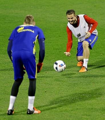 Entrenamiento de Espana en Alicante. En la imagen, Nacho y De Gea. Spain s national team Nationalteam training session in Alicante. In this picture, Nacho and De Gea. xPabloxGarciax 