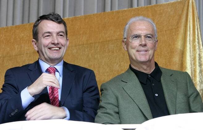 Fussball International, OK WM 2006 Praesentation bei der VDS Versammlung 2004 in Schonach 09.02.2004 Wolfgang Niersbach (li, geschaeftsfuehrende Vizepraesident und Pressechef) und Franz Beckenbauer (Praesident OK WM 2006) 