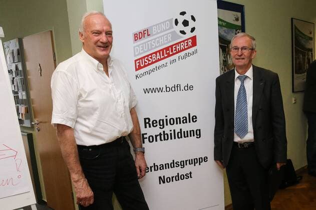 Präsident Nordostostdeutscher Fußballverband Rainer Milkoreit (re.) und Dr. Hans Georg Moldenhauer (Deutschland) - 16. BDFL Oldie Fußballtrainer Treffen in der Sportschule Egidius Braun in Leipzig - Deutschland, Fussball, Mann, Maenner,10.11.2015