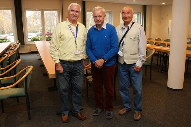 Im Gespräch - v.li. Alfred Matthäi (Deutschland),Torwart Jürgen Heinsch (FC Hansa Rostock,Deutschland),Günter Bach (FC Rot Weiss Erfurt,Deutschland) - 16. BDFL Oldie Fußballtrainer Treffen in der Sportschule Egidius Braun in Leipzig - Deutschland, Fussball, Mann, Maenner,10.11.2015