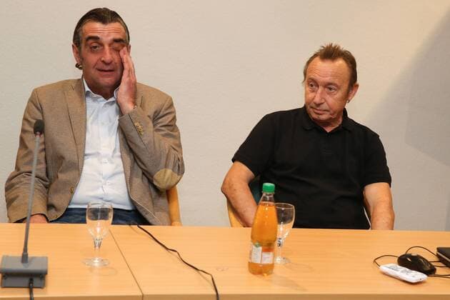 Sportdirektor Ralf Minge (li.,Dynamo Dresden) und Joachim Streich (Deutschland) - Podiumsgespräch zum Thema Der Fußball im Land des Weltmeisters und in Sachsen während des 16. BDFL Oldie Fußballtrainer Treffen in der Sportschule Egidius Braun in Leipzig - Deutschland, Fussball, Mann, Maenner,10.11.2015