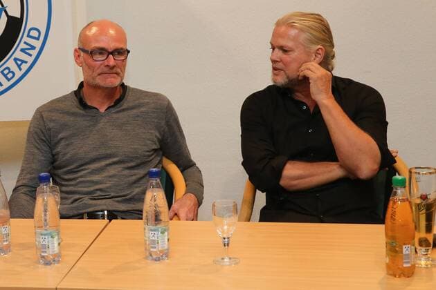 Ralf Hauptmann (li.,Deutschland) und Moderator Guido Schäfer (FSV Mainz 05,Deutschland) - Podiumsgespräch zum Thema Der Fußball im Land des Weltmeisters und in Sachsen während des 16. BDFL Oldie Fußballtrainer Treffen in der Sportschule Egidius Braun in Leipzig - Deutschland, Fussball, Mann, Maenner,10.11.2015