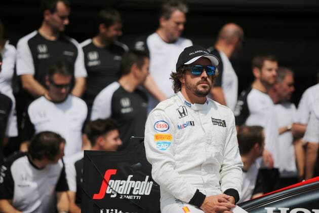 Brazilian Grand Prix, Sao Paulo 12 - 15 November 2015 12.11.2015 - Mclaren team photograph, Fernando Alonso (ESP) McLaren Honda MP4-30 