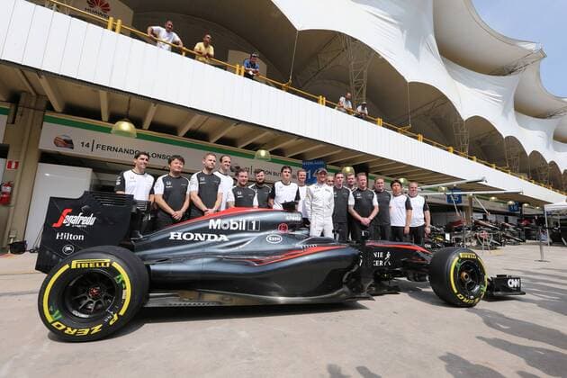 Brazilian Grand Prix, Sao Paulo 12 - 15 November 2015 12.11.2015 - Mclaren team photograph, Jenson Button (GBR) McLaren Honda MP4-30. 