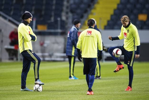 151113 Zlatan Ibrahimovic, Erkan Zengin och Ola Toivonen under Sveriges fotbollslandslags träning den 13 november 2015 i Stockholm.  Copyright: JOELxMARKLUND BB151113JM013