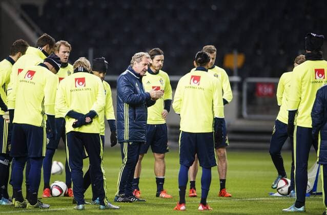 151113 Förbundskapten Erik Hamr?n har en genomgang under Sveriges fotbollslandslags träning den 13 november 2015 i Stockholm.  Copyright: JOELxMARKLUND BB151113JM014