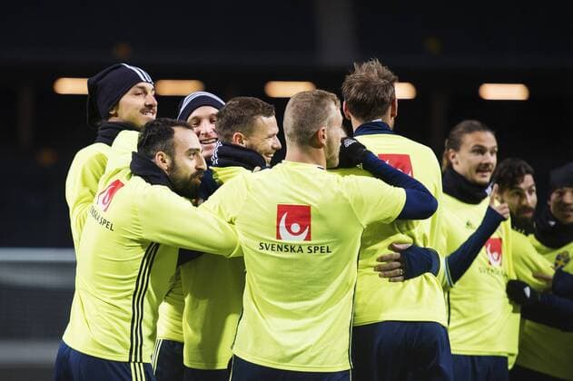 151113 Zlatan Ibrahimovic, Abdul Khalili, Kim Källström och Marcus Berg kramas med lagkamrater under Sveriges fotbollslandslags träning den 13 november 2015 i Stockholm.  Copyright: JOELxMARKLUND BB151113JM022