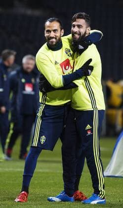 151113 Erkan Zengin och Jimmy Durmaz kramar om varandra under Sveriges fotbollslandslags träning den 13 november 2015 i Stockholm.  Copyright: JOELxMARKLUND BB151113JM027