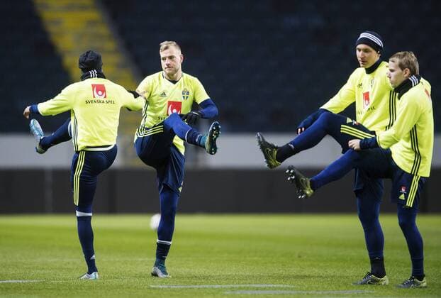151113 John Guidetti, Kim Källström och Oscar Lewicki under Sveriges fotbollslandslags träning den 13 november 2015 i Stockholm.  Copyright: JOELxMARKLUND BB151113JM048