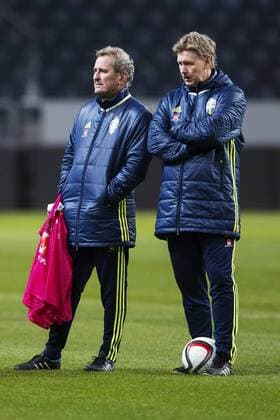 151113 Erik Hamr?n, förbundskapten, och Peter Wettergren, assisterande tränare och bevakare, under Sveriges fotbollslandslags träning den 13 november 2015 i Stockholm.  Copyright: JOELxMARKLUND BB151113JM062