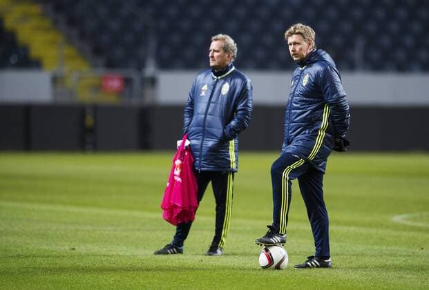 151113 Erik Hamr?n, förbundskapten, och Peter Wettergren, assisterande tränare och bevakare, under Sveriges fotbollslandslags träning den 13 november 2015 i Stockholm.  Copyright: JOELxMARKLUND BB151113JM063