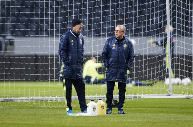 151113 Henning Svendsen, kostradgivare, och Leif Swärd, läkare, under Sveriges fotbollslandslags träning den 13 november 2015 i Stockholm.  Copyright: JOELxMARKLUND BB151113JM064
