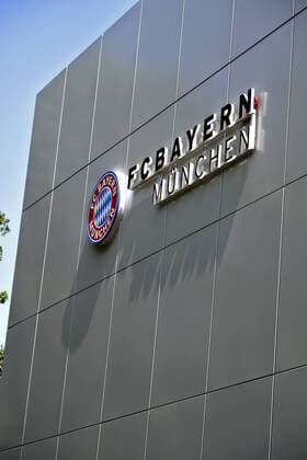 17.08.15 FC Bayern Logo an Fassade an der Säbener Strasse in München. 