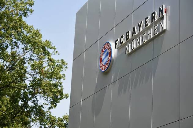 17.08.15 FC Bayern Logo an Fassade an der Säbener Strasse in München. 