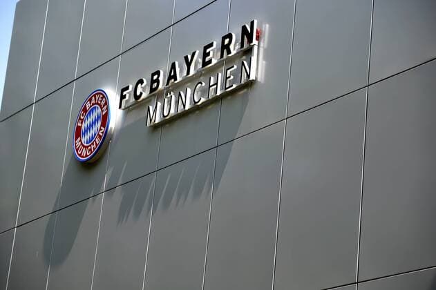 17.08.15 FC Bayern Logo an Fassade an der Säbener Strasse in München. 