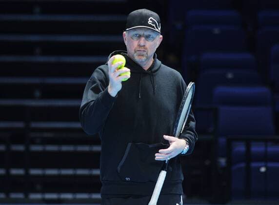 Tennis - 2015 ATP Tennis Herren World Tour Finals at The O2 - Pre-Tournament Media Day Coach Boris Becker during training with Novak Djokovic on the main court 