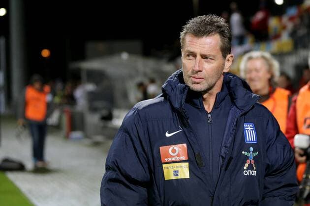 Fussball, Internationales Freundschaftsspiel 13.11.2015, Fusbball Internationales Freundschaftsspiel, Friendly Game, Saison 2014-2015, Stade Municipal, Differdange, Luxemburg, Luxemburg - Griechenland, v.l. Michael Skibbe (Trainer Griechenland) in seinem ersten Spiel als neuer Nationaltrainer Griechenlands 