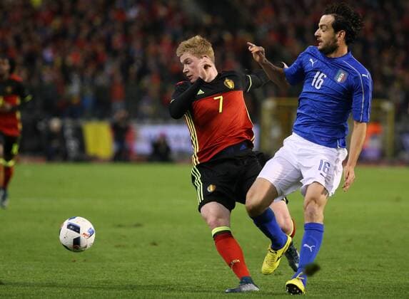 - BRUSSELS, BELGIUM: Belgium s Kevin De Bruyne and Italy s Marco Parolo fight for the ball during a friendly soccer game between Belgian national team Nationalteam Red Devils and Italy, in Brussels, Friday 13 November 2015, a game in preparation of the Euro2016 European Championship EM Europameisterschaft VIRGINIExLEFOUR  x04739643x