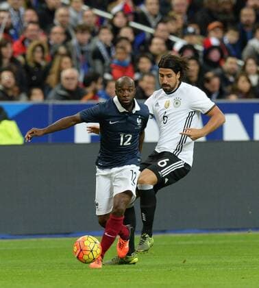Fussball, Herren, Länderspiel (Testspiel), Saison 2015 2016, Frankreich - Deutschland in Paris, v. l. Lassana Diarra (Frankreich), Sami Khedira (Deutschland), 13.11. 2015,