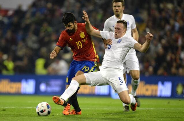 Phil Jones of England flies into a tackle against Diego Costa of Spain during the International Friendly Länderspiel match between Spain and England played at the Estadio Jose Rico Perez, Alicante, Spain on November 13th 2015 FOOTBALL : Espagne vs Angleterre - Match Amical -13 11 2015 Bpi Panoramic 