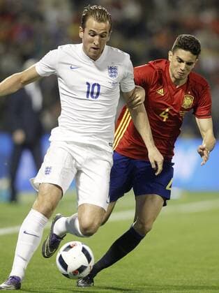 Spain s Marc Bartra (r) and England s Harry Kane during International Friendly Länderspiel match. November 13,2015.  (2015111309)