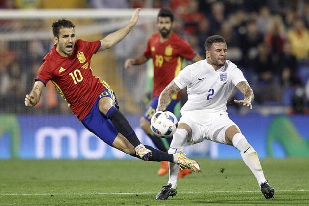 Spain s Cesc Fabregas (l) and England s Kyle Walker during International Friendly Länderspiel match. November 13,2015.  (2015111313)