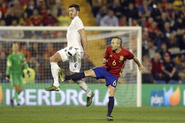 Spain s Andres Iniesta (r) and England s Michael Carrick during International Friendly Länderspiel match. November 13,2015.  (2015111319)