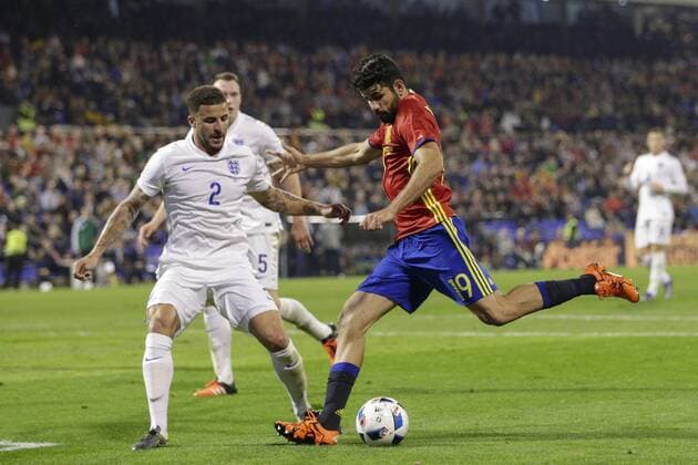 13.11.2015. Estadio Jose Rico Perez, Alicante, Spain. International Friendly LÃ¤nderspiel Spain versus England. Spain& x2019;s Diego Costa gets a shot past England& x2019;s Kyle Walker xCraigxMercerx  ActionPlus11681327
