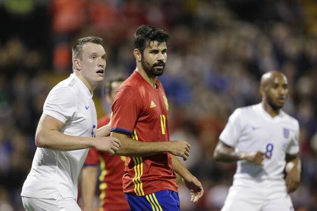 13.11.2015. Estadio Jose Rico Perez, Alicante, Spain. International Friendly LÃ¤nderspiel Spain versus England. England& x2019;s Phil Jones keeping Spain& x2019;s Diego Costa close at hand xCraigxMercerx  ActionPlus11681330
