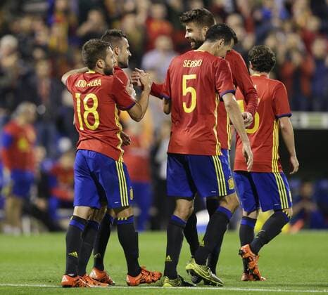 13.11.2015. Estadio Jose Rico Perez, Alicante, Spain. International Friendly LÃ¤nderspiel Spain versus England. Spain s players celebrate their opening goal, scored by Mario Gaspar (2nd left) xCraigxMercerx  ActionPlus11681334