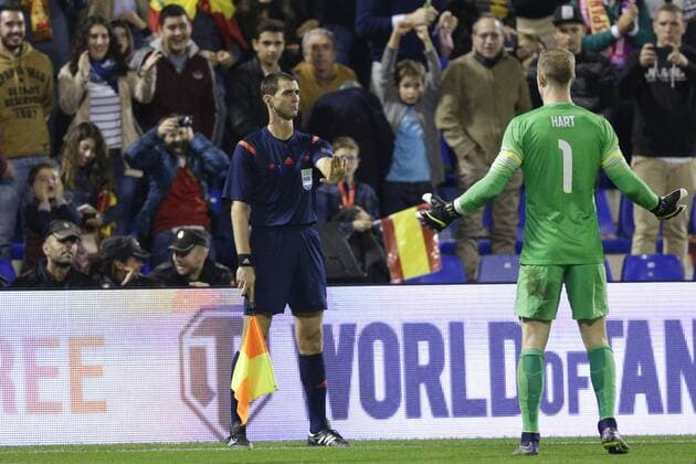 13.11.2015. Estadio Jose Rico Perez, Alicante, Spain. International Friendly LÃ¤nderspiel Spain versus England. The assistant referee tells England& x2019;s Joe Hart to keep back after he protests furiously after Spain& x2019;s Santi Cazorla scored past him to make it 2-0 xCraigxMercerx  ActionPlus11681385