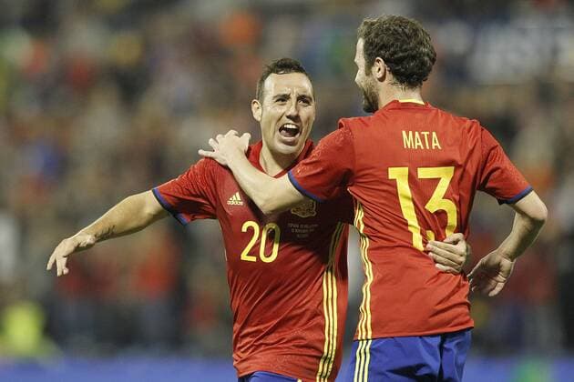 Spain s Santi Cazorla (l) and Juan Mata celebrate goal during International Friendly Länderspiel match. November 13,2015.  (2015111356)