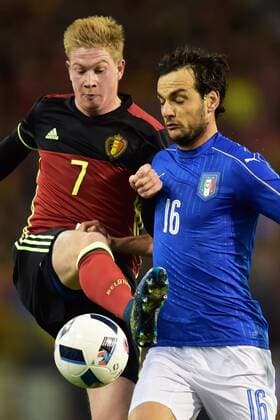 De Bruyne Kevin forward of Belgium battles for the ball with Marco Parolo midfielder of Italy FOOTBALL : Belgique vs Italie - Match Amical - Bruxelles - 13 11 2015 PhotoNews Panoramic 